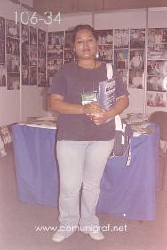 Foto 106-34 - Visitante no identificada en el stand de la revista Comunigraf en la Expo Mexigrafika 2006 realizada del 25 al 27 de Mayo 2006 en el Centro de Exposiciones Cintermex de la ciudad de Monterrey, N.L. México.