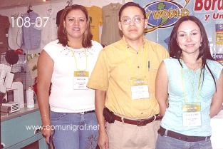 Foto 108-07 - Margarita Pizaña, Eloy Martínez y Carolina de la Fuente de Bordados y Uniformes My World en la Expo Mexigrafika 2006 realizada del 25 al 27 de Mayo 2006 en el Centro de Exposiciones Cintermex de la ciudad de Monterrey, N.L. México.