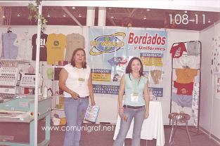Foto 108-11 - Margarita Pizaña y Carolina de la Fuente de Bordados y Uniformes My World en la Expo Mexigrafika 2006 realizada del 25 al 27 de Mayo 2006 en el Centro de Exposiciones Cintermex de la ciudad de Monterrey, N.L. México.