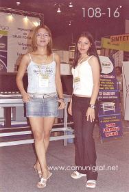 Foto 108-16 - Ana Julia Espinoza y Karla Molina edecanes de la empresa Indigo en la Expo Mexigrafika 2006 realizada del 25 al 27 de Mayo 2006 en el Centro de Exposiciones Cintermex de la ciudad de Monterrey, N.L. México.