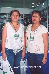 Foto 109-12 - Blanca Catalina Melchor y Rosa María Melchor en el stand de la Revista Comunigraf, en la Expo Mexigrafika 2006 realizada del 25 al 27 de Mayo 2006 en el Centro de Exposiciones Cintermex de la ciudad de Monterrey, N.L. México.