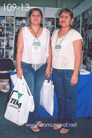 En el stand de la Revista Comunigraf, Blanca Catalina Melchor y Rosa María Melchor en la Expo Mexigrafika 2006 realizada del 25 al 27 de Mayo 2006 en el Centro de Exposiciones Cintermex de la ciudad de Monterrey, N.L. México.