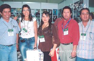 Foto 109-16 - En el Stand Comunigraf: Gerardo Calvillo, Guadalupe Elizabeth Flores, Julia R. Vargas, Amado Rodríguez y Daniel Ernesto Aguirre en la Expo Mexigrafika 2006 realizada del 25 al 27 de Mayo 2006 en el Centro de Exposiciones Cintermex de la ciudad de Monterrey, N.L. México.