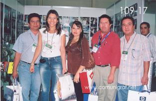 Foto 109-17 - Gerardo Calvillo, Guadalupe Elizabeth Flores, Julia R. Vargas, Amado Rodríguez y Daniel Ernesto Aguirre en el Stand Comunigraf en la Expo Mexigrafika 2006 realizada del 25 al 27 de Mayo 2006 en el Centro de Exposiciones Cintermex de la ciudad de Monterrey, N.L. México.