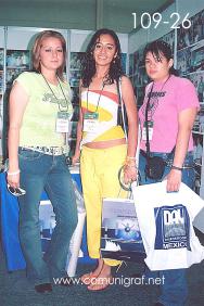 Foto 109-26 - En el stand de la revista Comunigraf, Elena Ibarra, Atenas Armenta y Alejandra Álvarez, en la Expo Mexigrafika 2006 expo realizada del 25 al 27 de Mayo 2006 en el Centro de Exposiciones Cintermex de la ciudad de Monterrey, N.L. México.