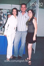 En el stand de la revista Comunigraf, Carmina Valdez (der) con dos de sus compañeros en la Expo Mexigrafika 2006, realizada del 25 al 27 de Mayo 2006 en el Centro de Exposiciones Cintermex de la ciudad de Monterrey, N.L. México