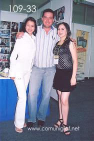 Foto 109-33 - Carmina Valdez (der) con amigos en la Expo Mexigrafika 2006 realizada del 25 al 27 de Mayo 2006 en el Centro de Exposiciones Cintermex de la ciudad de Monterrey, N.L. México