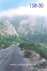 Foto 158-30 - Otra más de la carretera del pueblo Villa de García a las Grutas de García, N.L. México.